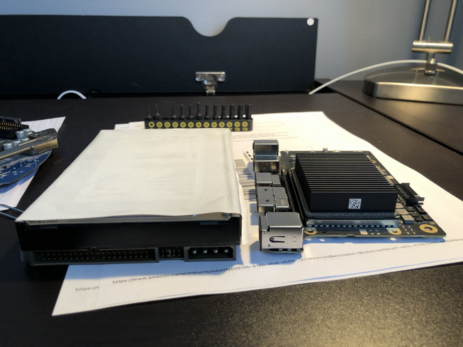 Harddisken til den gamle iMacen (til venstre) er større enn den nye Mac Mini M1 (til høyre) Foto: connor55/MacRumors Forum