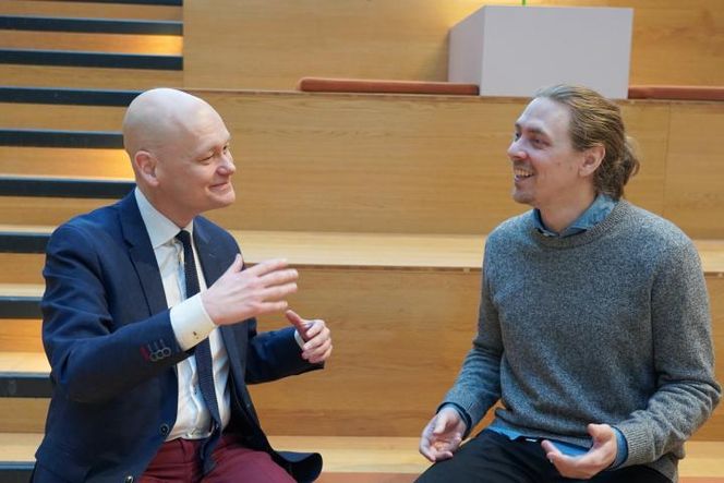 Professor Are Raklev (t.v.) og postdoktor Anders Kvellestad møtes til en samtale om mørk materie. – Vi er rimelig sikre på at mørk materie ikke skyldes en regnefeil, sier Raklev. Foto: Elina Melteig/UiO