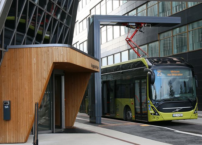 Ladestasjon for elbuss ligger mellom plussbyggene. Foto: Idun Haugan/NTNU