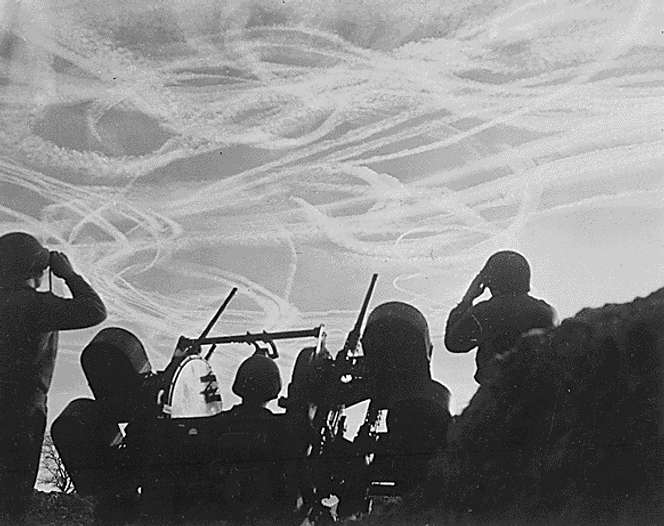 Etter annen verdenskrig var det mange som ga uttrykk for at de ikke ønsket flere kriger der seieren ble avgjort av hvor mange fly man hadde. Her sees stripene etter kamp mellom allierte og tyske jagerfly 1. juledag 1944. Foto:  U.S. National Archives and Records Administration