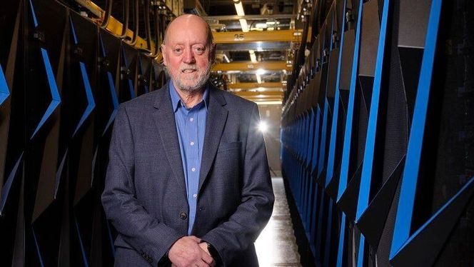 Jack Dongarra ved superdatamaskinen Summit. Foto: University of Tennessee