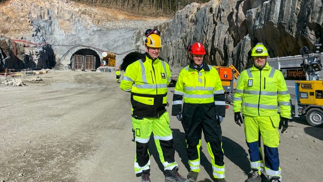 Adler Enoksen (prosjektleder Joint Venture Implenia Stangeland), Jan Kristensen (ordfører i Lyngdal kommune) og Harald J. Solvik foran Rossåstunnelen som nå er 28 meter lang i østgående løp og 72 meter lang i vestgående løp. Foto:  Nye Veier