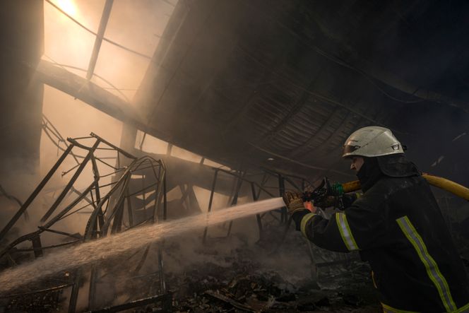Et bombenedslag betyr mye lokal forurensning, som røyk og mange skadelige partikler. Her forsøker en ukrainsk brannkonstabel å stanse en brann etter et bombeangrep mot et lager i utkanten av hovedstaden Kyiv. Foto: AP/NTB