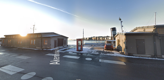 Norges første telefonkiosk står der ennå. Foto: Google Streetview