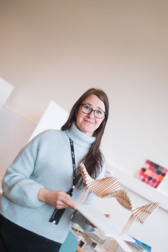 Førsteamanuensis&nbsp;Gabrielle Bergh forteller at NMBU er et sted som inspirerer til kreativitet, og at det er god takhøyde for å diskutere nye ideer. Foto: &nbsp;Sofie Holtedahl