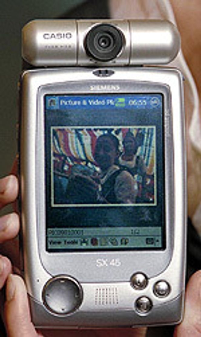 Siemens SX 45 PDA-telefon med bilde fra Oktoberfest. Foto: Siemens