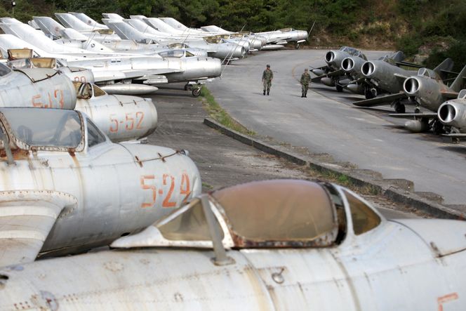 Rundt om i Kucova står det gamle kinesiske og sovjetiske militærfly og ruster under åpen himmel. Foto: Reuters
