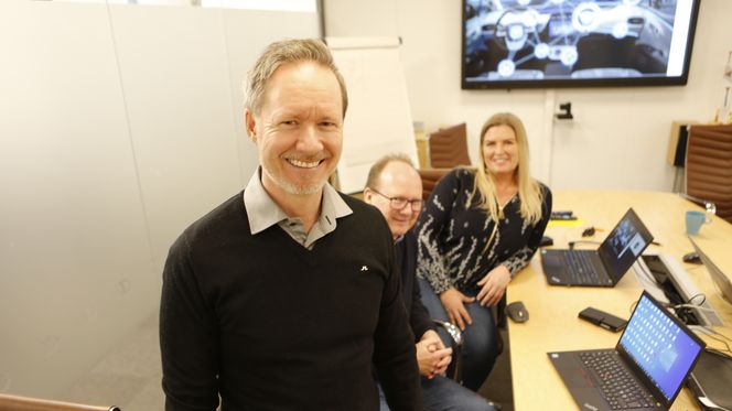 Adm.dir Ørjan Hegg i Swarco Norge, sammen med servicesjef Trond Vigdal og ansvarlig for marked og kommunikasjon, Marte Hokland Foto: Jarle Skoglund