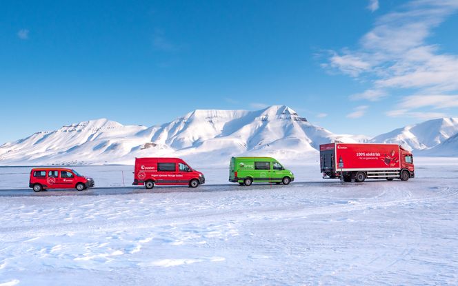 Postens elektriske 19-tonns lastebil (t.h.). Bak denne tre elektriske varebiler som Posten har i drift på øygruppen. Foto:  Scania