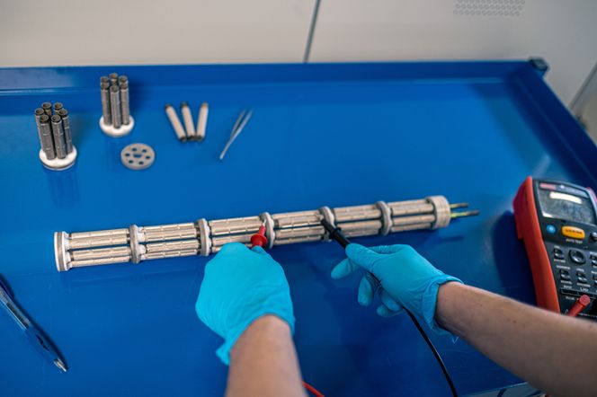 Protonmembranen er formet som rør. Mange små rør kobles sammen og foldes frem og tilbake. Foto: Daniel Clark/CoorsTek Membrane Sciences