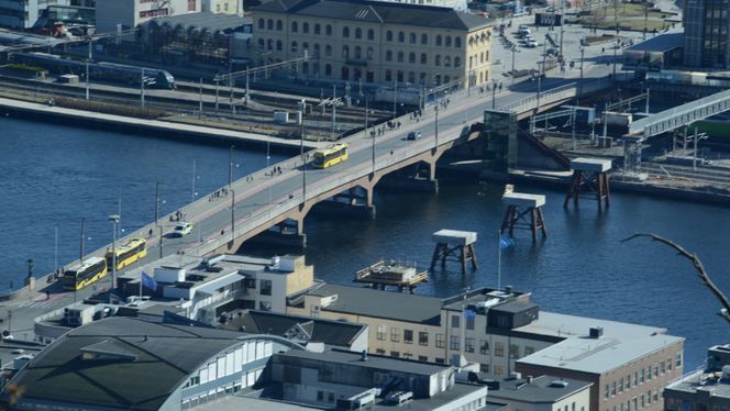 Idag er det eneste synlige bevis på at arbeidene med ny ny bru i Drammen er i gang, fundamentene til gang- og sykkelbrua som stikker opp av elva. Foto: Anders Haakonsen