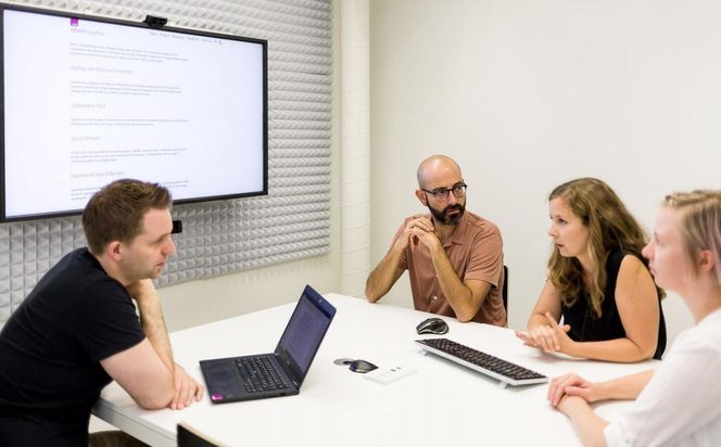 Max Schrems i et møte med teamet sitt hos Noyb. Foto: Georg Molterer/Noyb