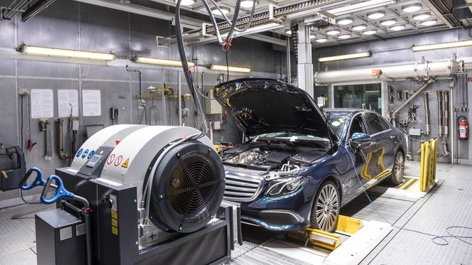 En Mercedes under forberedelse til WLTP-testing.  Foto:  Daimler AG – Global Communicatio