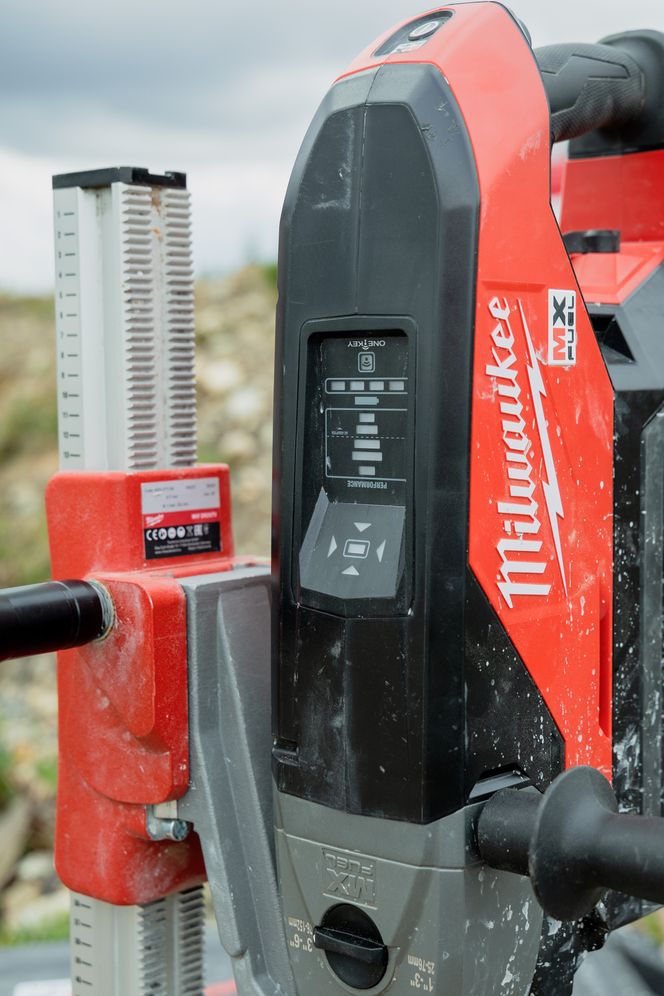 Optimal press på boret gir optimal batterilevetid, og trykkindikatoren gjør det enkelt å finne riktig press. En gyrosensor med tilhørende indikatorer gjør det dessuten enkelt å bore i rett vinkel. Foto: TUM Studio
