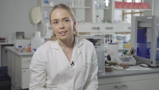 Astrid Randem Lunde er masterstudent i bioteknologi ved NMBU og del av prosjektet som forsker på mikroorganismer i Oslofjorden. Foto: Birger Sætre/Trollskog