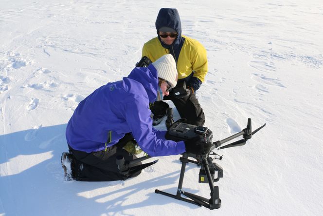 Livia Piermattei og Zhihao Liu gjør dronen klar til å fly. Foto:   Eivind Torgersen/UiO