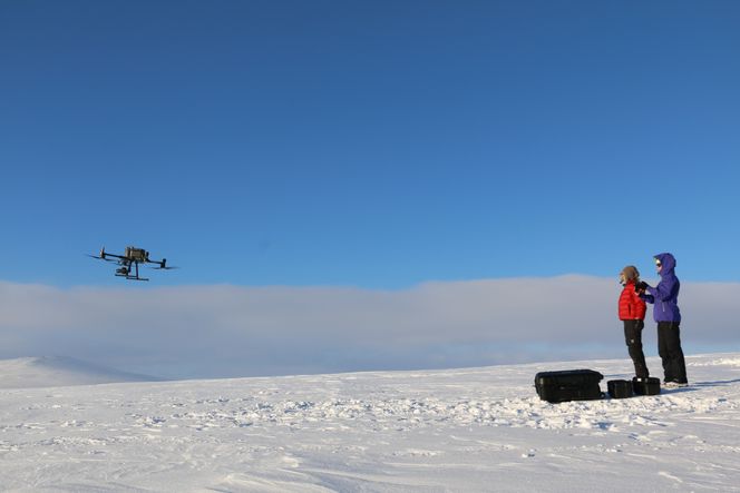 Oppdrag utført! Nå må Désirée Treichler og Livia Piermattei vente på data fra NASA. Foto:   Eivind Torgersen/UiO
