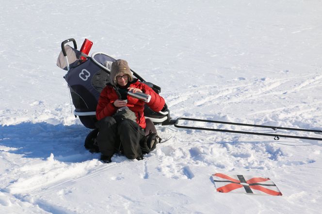 Det er veldig viktig å vite mer om snødybden for dem som modellerer permafrost, sier forsker Désirée Treichler. Her venter hun på kollegaene ved et av målepunktene de har lagt ut. Foto:   Eivind Torgersen/UiO