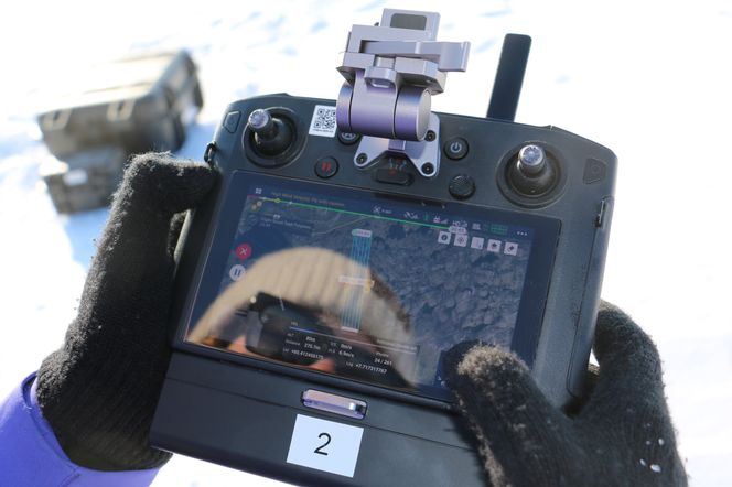 Flyvningen er programmert på forhånd, og Livia Piermattei følger med på skjermen. Foto:   Eivind Torgersen/UiO