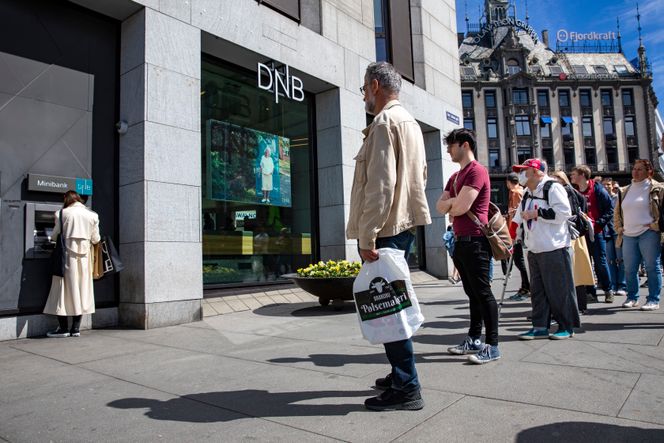 Betalingsterminalene er nede dagen før 17-mai og lange køer formet seg utenfor minibankene, som her på Karl Johan i Oslo. Foto: Jan Johannessen