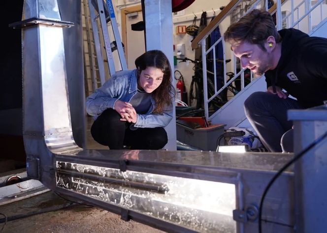 Vera Gütle og Wolf Ludwig Kuhn under arbeidet i vannkraftlaboratoriet. Foto:  HydroCen