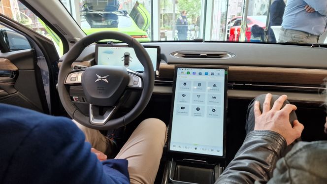 De to skjermene gir god oversikt for føreren i P5. Plassen i baksetet er overraskende god selv om forsetene er kjørt helt tilbake. Foto: Odd Richard Valmot