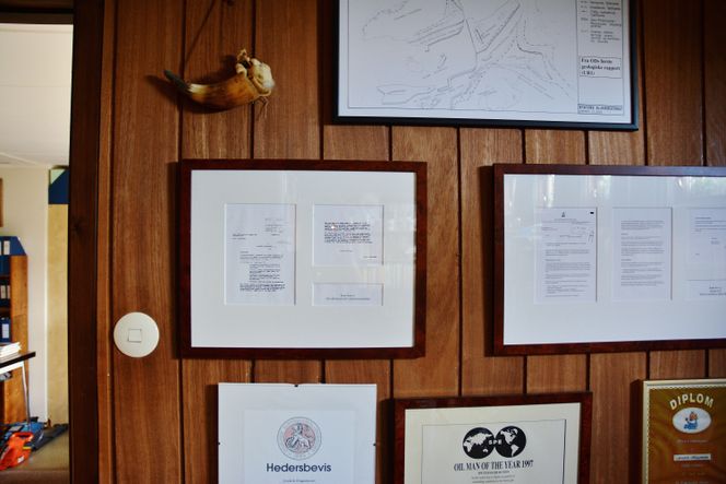 Noe av det Hagemann er mest kjent for er at han har forfattet to brev som går for å være de dyreste på norsk sokkel. De ble rammet inn og hengt opp på veggen hjemme. Foto: Ina Steen Andersen