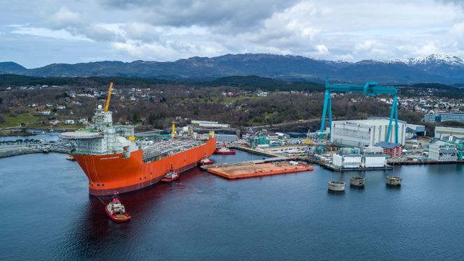 Johan Castberg-skroget ankom Stord i april, og skal her ferdigstilles før det seiler til feltet i Barentshavet. Foto:  Jan Arne Wold/Roar Lindefjeld/Equinor