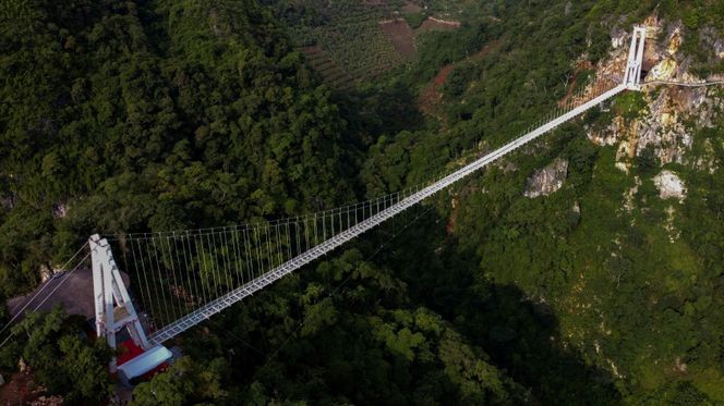 Hengebrua på 632 meter Son La-provinsen i Vietnam, har overtatt pallplassen som verdens lengste bru med glassbunn. Foto:  STAFF