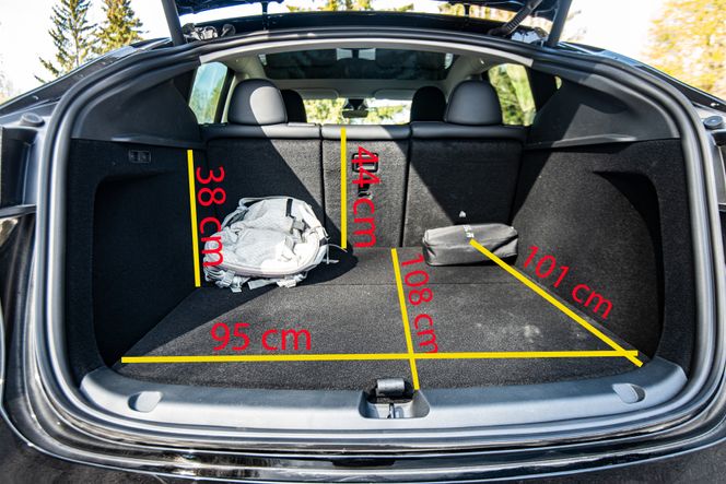 Her er noen mål av bagasjerommet i Model Y. Her har vi tatt ut hattehyllen som egentlig ligger omtrent 38 centimeter over gulvet. Under gulvet skjuler det seg også to rom, et stort og et lite. Foto: Mathias Klingenberg