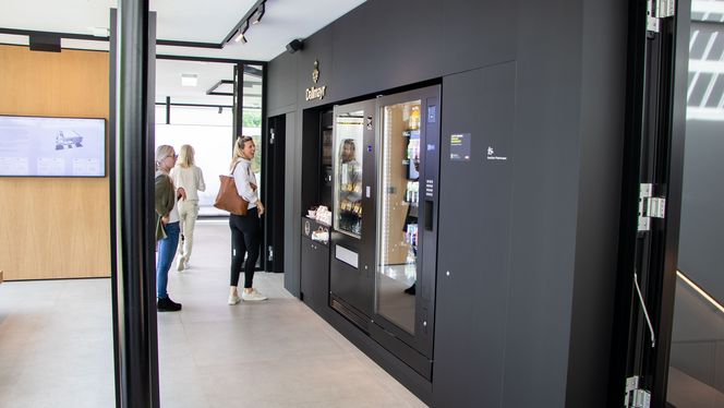 I overetasjen kan ladekundene kjøpe seg kaffe og en matbit fra automat. Foto:  Marius Valle