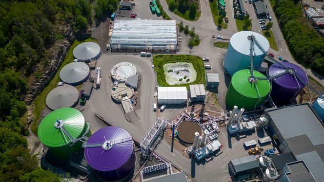  Etter en måneds tid på råtnetankene er forholdet mellom metan og CO2 ca 60/40. Biogassen føres videre til vannskrubbere og adsorbenter som fjerner det meste av CO2, vann og andre biprodukter. Foto: TUM Studio 