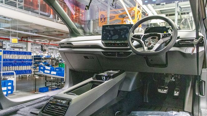 Installasjon av cockpit gjøres utelukkende av roboter ved fabrikken. Det reduserer produksjonstiden. Foto: Marius Valle