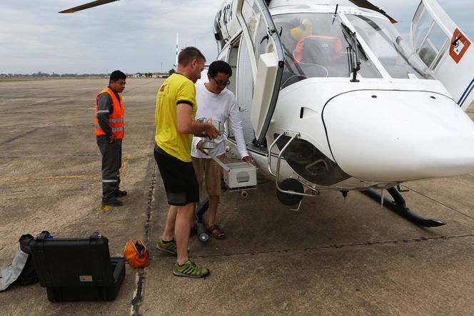 Forskergruppen monterte en lidarsensor på et helikopter og har foreløpig kartlagt over 200 kvadratkilometer regnskog. Foto: Heiko Prümers