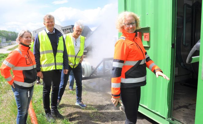 F.v. delprosjektleder i Statens vegvesen, Vibeke Malvik, daglig leder i Soil Steam Oddbjørn Bergem, forskningsleder ved Lindum Thomas Hartnik og fagressurs ytre miljø ved Oslofjordprosjekltet Benedikte Oliver, kikker med interesse på "jord-vaskemaskinen" i full drift. Foto: Kjell Wold, Statens vegvesen
