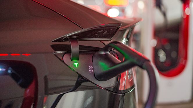 En Tesla Model Y lader ved en Supercharger. Foto:  Mathias Klingenberg