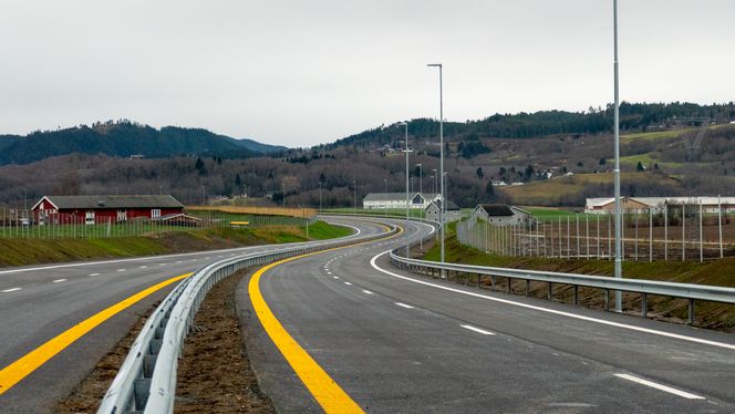 Her fra Nye Veiers strekning E6 Kvål – Melhus, som er et eksempel på en smal firefelts vei tilpasset de lokale forholdene. Foto: Nye Veier