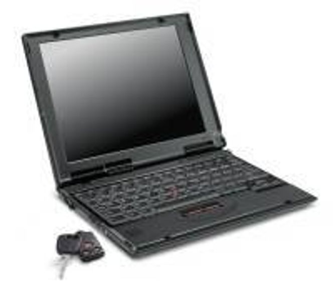 IBM ThinkPad 240 sammenlignet med en bilnøkkel. Foto: IBM