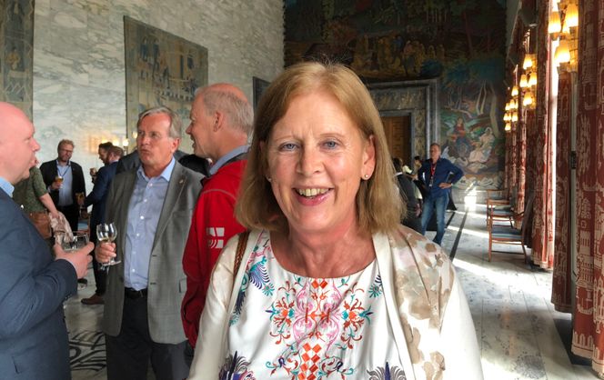 Camilla Wilhelmsen (Frp), medlem av Samferdsels- og miljøutvalget i Oslo bystyre, er blid på bystyrets pølsefest, men lite fornøyd med dagens ja til Fornebubanen. Foto: Tia Karlsen