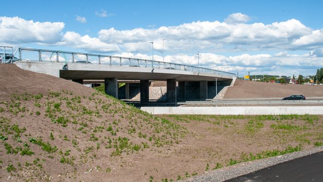 Brua som er bygget er en plass-støpt betongbru på 77 meter. Der er det plass til to kjørefelt i hver retning. Foto: Jarle Skoglund