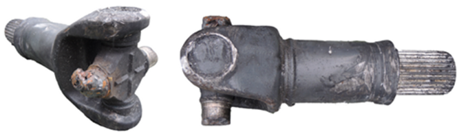 Fremre flens har vridd seg ut krysset til mellomakselen ved høyt dreiemoment fra motoren.  Bilde:  Statens Havarikommisjon