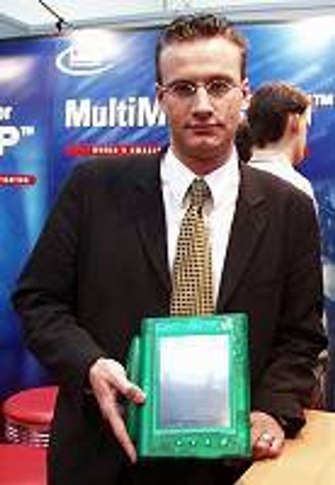 Erhard Hack med EduPAD, en prototyp på elektronisk skolebok fra et firma i Singapore. Foto: Eirik Rossen