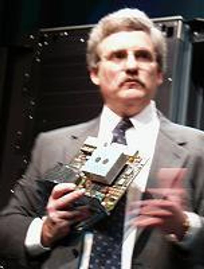 John Bennett, Alpha Marketing Director i Compaq Computer Corporation, som ved et tidligere anledning viste fram en CPU-enhet fra Alpha GS-serien. Foto: Eirik Rossen