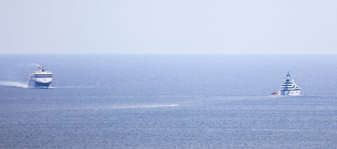 En av verdens største yachter, Yachten Al Lusail, (t.h.) forlater havneområdet i Kristiansand. T.v. Color Line, Super Speed 1. Foto:  NTB