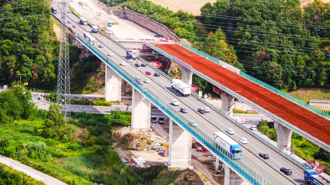 Den nye Lennethalbrûcke er en koloss på over 30.000 tonn i 979,5 meters lengde. Foto: Straßen.NRW
