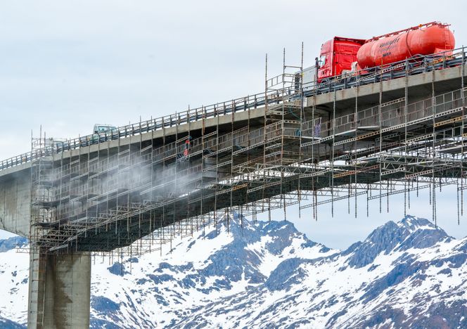 Skadet betong fjernes med vannmeisling. Foto: Erik Jenssen