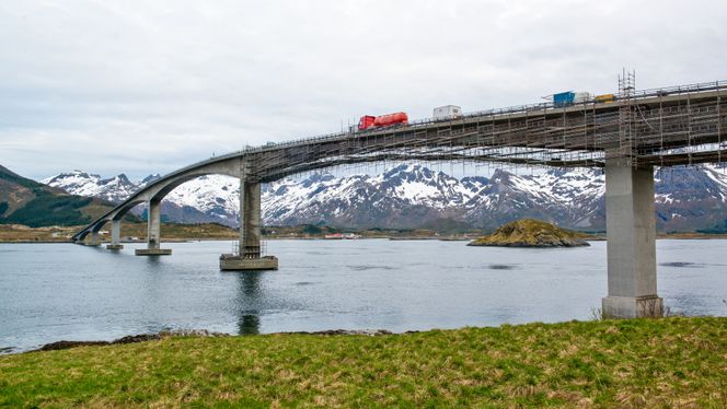 Fra før var en tredel av Gimsøybrua beskyttet, i år gjøres jobben ferdig til en kostnad rundt 50 millioner kroner. Foto: Erik Jenssen