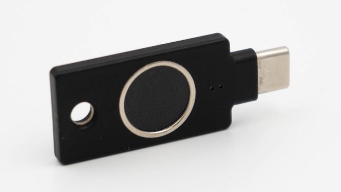 Fingeravtrykkleseren på YubiKey Bio er stor og lett å bruke. Foto: Oskar Hope-Paulsrud
