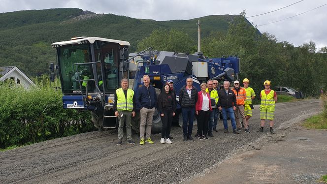 Til stede på markeringen var representanter for Tjeldsund kommune, lokalt næringsliv og den utførende entreprenøren. Fra venstre Thor Willy Hansen (byggeleder TFFK), Morten Berg (Fjordsmolt AS), Anette Bendiktsen (Matkroken), Per-Odd Sjøvoll (Nordkraft), Odd-Harald Nilsen (Astafjord Regnskap AS), Helene Berg Nilsen (ordfører Tjeldsund kommune), Tor Ivar Johnsen (seksjonsleder TFFK), Søren Balteskard (Northern Light Salmon AS/Fjordsmolt AS), Vidar Sjøvoll (Grovfjord Båtbyggeri AS/Grovfjord Bygg AS), Tommy Simonsen (Asfalt Remix), Jon Anders Fjeld (Asfalt Remix), Gunnar Undstad (Peab Asfalt) og inne i maskinen Mats Hvistendahl (Asfalt Remix) Foto: Troms og Finnmark fylkeskommune