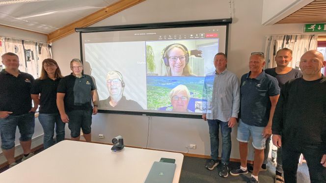 Signeringen fant sted på Statens vegvesens prosjektkontor Baneheia i Kristiansand fredag 12. august kl. 12. Fv. Ragnar Hellerslien, prosjekteringsleder; Janicke Nicolaisen, byggeleder; Jan Helge Egeland, prosjektleder, alle i Statens vegvesen. Via Teams også fra Statens vegvesen: Svein Røed, prosjekteier; Linda Kjellin Karlsen, byggherrestøtte og Kjell Inge Davik, utbyggingsdirektør. For TT Anlegg: Eirik Spilling, markedssjef; Jan Mydland, prosjektleder; Kristen Homme, prosjektleder og Teis Inge Risnes, kalkulasjon. Foto:  Samir Kolukcija/Statens vegvesen